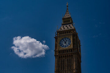 Fototapeta na wymiar Big Ben in London mit blauem Himmel