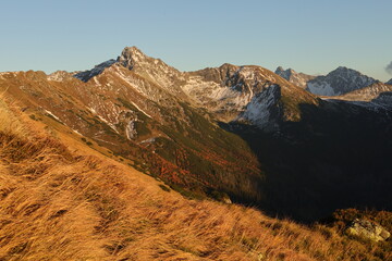 Górskie szczyty Tatr polskich w jesiennych barwach. Mountain peaks of the Polish Tatra Mountains in autumn colors. - obrazy, fototapety, plakaty