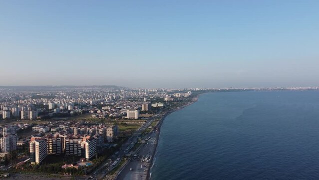 Luftaufnahmen von Konyaalti in der Provinz Antalya, T&uuml;rkei mit Aussicht auf die belebte Stadt und Landschaft am Meer
