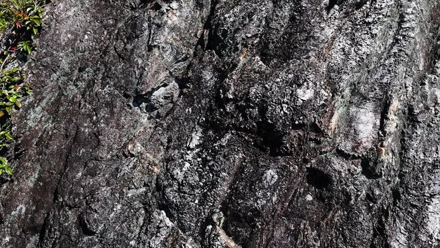 雨風で風化した岩肌 背景素材