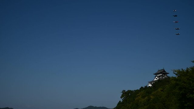 航空自衛隊岐阜基地所属機による異機種大編隊と犬山城 （愛知県犬山市, 2023年11月）