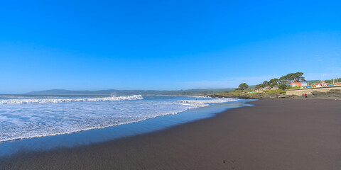 Fototapeta premium eserted sand beach of Pellines during low tide (Constitucion, Chile)