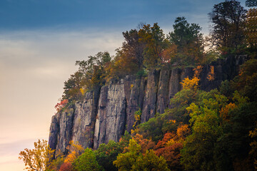 A cliff  in  the Palisades Interstate Park in New Jersey in autumn  - obrazy, fototapety, plakaty