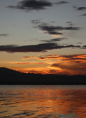 Fototapeta na wymiar Beautiful golden sunset on the lake