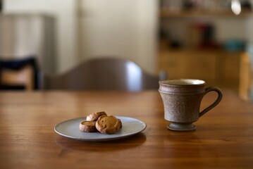 コーヒーとおやつの黒糖クッキー - obrazy, fototapety, plakaty