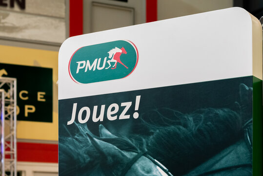 Logo du PMU (Pari Mutuel Urbain) sur une borne de paris dans un hippodrome