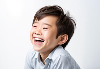 笑顔の少年の顔クローズアップ｜白背景 - obrazy, fototapety, plakaty