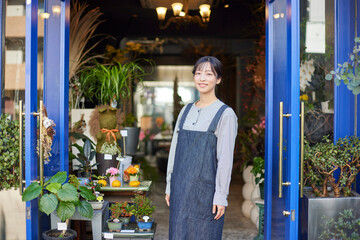 花屋で働くエプロンをきた日本人の女性