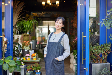 花屋で働くエプロンをきた日本人の女性