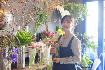 花屋で働くエプロンをきた日本人の女性