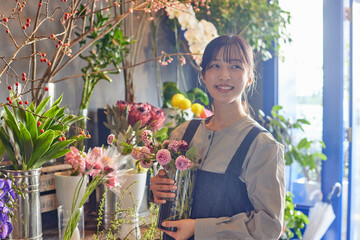 花屋で働くエプロンをきた日本人の女性