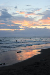 夕日が沈む江ノ島西浜海岸の風景