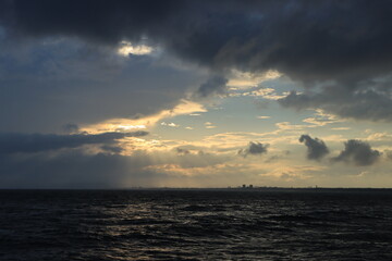 台風が去ったあとの雲と海の夕暮れの湘南の風景