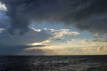 台風が去ったあとの雲と海の夕暮れの湘南の風景
