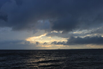 台風が去ったあとの雲と海の夕暮れの湘南の風景