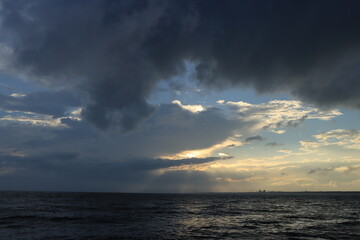 台風が去ったあとの雲と海の夕暮れの湘南の風景