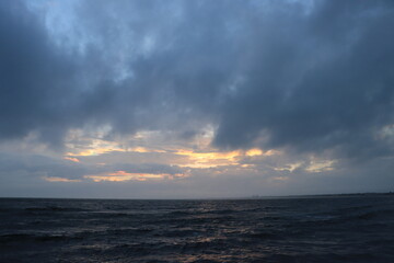 Fototapeta na wymiar 台風が去ったあとの雲と海の夕暮れの湘南の風景