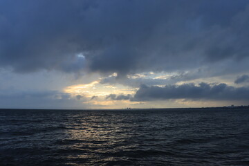 台風が去ったあとの雲と海の夕暮れの湘南の風景