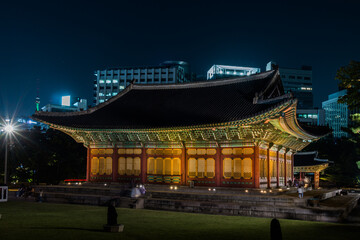 Fototapeta premium Seoul, South Korea - Oct.15.2023: The roof decoration (Dancheong) of Deoksugung palace