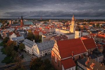 Obraz premium The old town in Opole during autumn sunset. Beautiful contrasting light set the mood for this view.