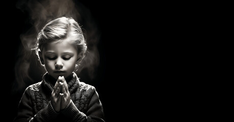 Retratos de niños rezando sobre fondo negro