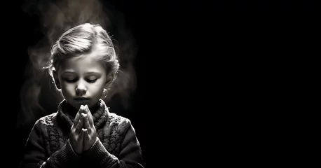 Foto op Aluminium Retratos de niños rezando sobre fondo negro © VicPhoto