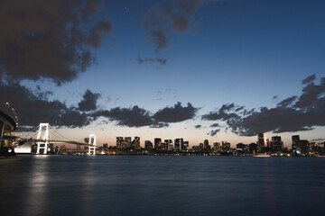 東京の夜景 レインボーブリッジと東京タワー
