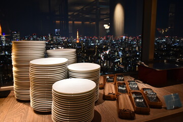 高層レストランから夜景を望む食器