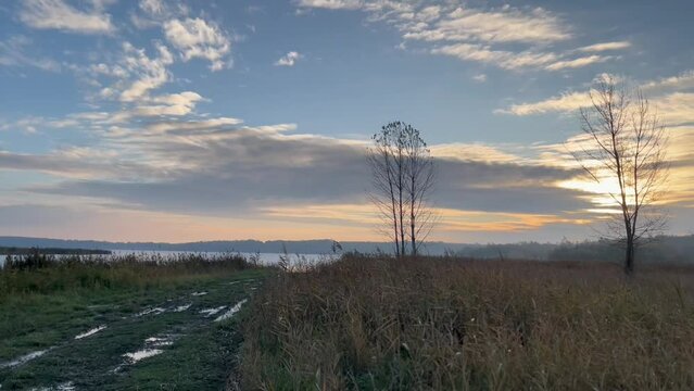 Jezioro z delikatnym spokojnym wiatrem i wysokimi trawami