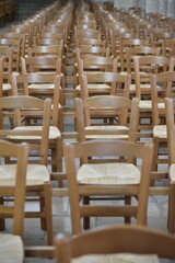 Chaises à l'église