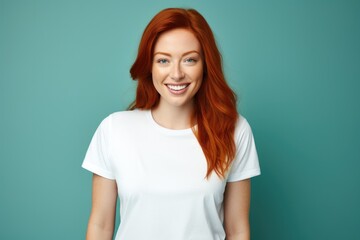 Obraz premium Friendly confident pleasant redhead woman helpfully look camera