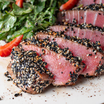 Tuna tataki in sesame with quinoa and spinach
