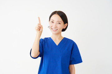 上方向を指差す女性の医者　白背景
