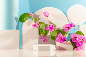 Arrière plan bleu et blanc avec présentoir pour des produits avec un rendu 3 D. Plate-forme vide avec podium pour cosmétique, bijoux, maquette ou autres objets.	