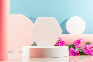 Arrière plan rose et bleu avec présentoir pour des produits avec un rendu 3 D. Plate-forme vide...