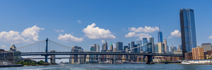 Naklejka premium Manhattan Bridge and the Financial District in Manhattan, New York City, USA