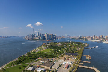 Aerial view of Governors Island with  Manhattan and Brooklyn in the background, New York City, USA - obrazy, fototapety, plakaty