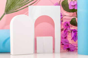 Arrière plan rose et blanc avec présentoir pour des produits avec un rendu 3 D. Plate-forme vide avec podium pour cosmétique, bijoux, maquette ou autres objets.	