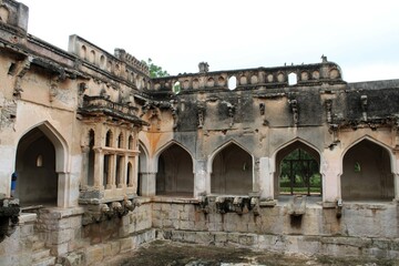 Obraz premium Hampi, Karnataka India - July 24 2023: Ruins of Queen's bath in the ancient royal enclave at Hampi.