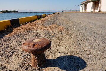 古びた港の船の係留柱ボラード