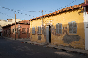 Fototapeta na wymiar Ancienne architecture coloniale dans la vieille ville de Saint Louis au Sénégal