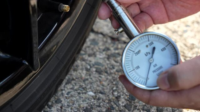 【自動車メンテナンス】エアゲージによるタイヤ空気圧の点検