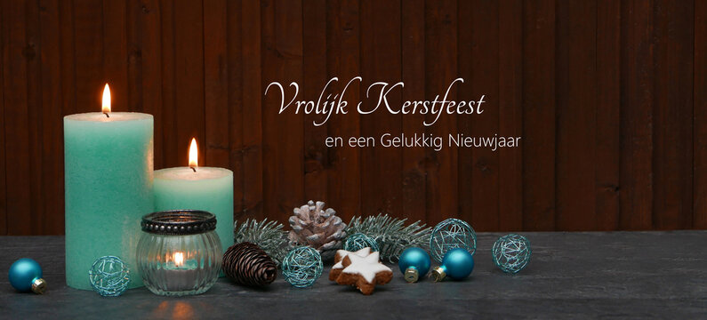 Weihnachtskarte: Weihnachtsgrüße mit Kerzen ,Weihnachtskugeln und dem niederländischem Text Vrolijk kerstfeest en een gelukkig nieuwjaar.