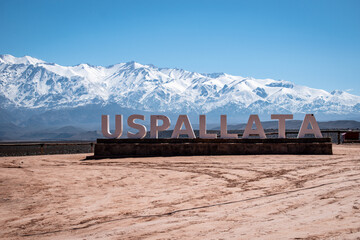 Cartel turístico de la ciudad de Uspallata, en Mendoza Argentina - obrazy, fototapety, plakaty