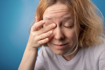 problem with wearing contact eye lenses, woman scratching her eye, inappropriate choice of optics, pollution, dry eye