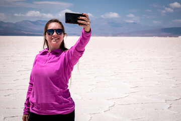 Mujer turista tomándose una selfie en las Salinas Grandes, de la Provincia de Jujuy, Argentina