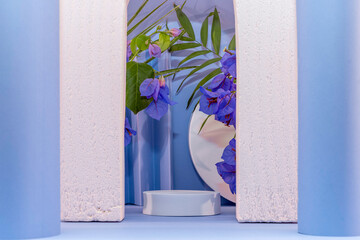 Arrière plan bleu avec présentoir pour des produits avec un rendu 3 D. Plate-forme vide avec...