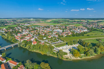 Die oberbayerische Kreisstadt Neuburg an der Donau im Luftbild, Blick zur Schlösslwiese