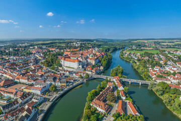 Ausblick auf auf die pittoreske Renaissancestadt Neuburg an der Donau in Oberbayern - obrazy, fototapety, plakaty