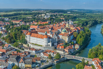 Die historische Altstadt von Neuburg an der Donau im Luftbild - obrazy, fototapety, plakaty